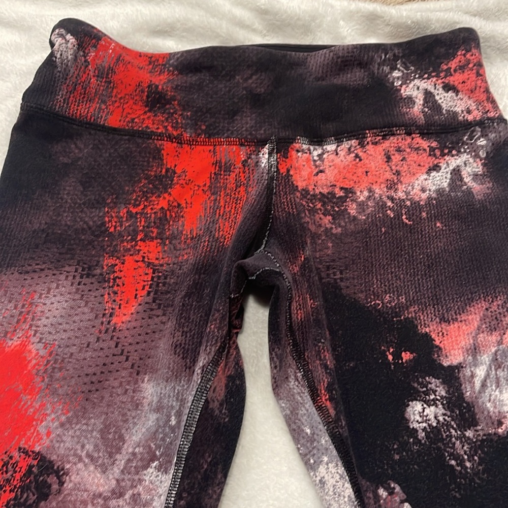 Alo Stylish Red and Black Abstract Leggings - Picture 3 of 9